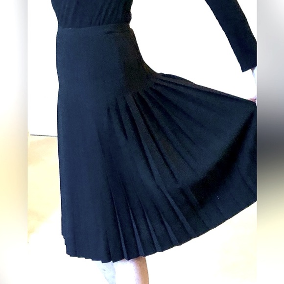 CHANEL authentic Espresso worsted wool, pleated Skirt 26" length 24" waist - Picture 7 of 17